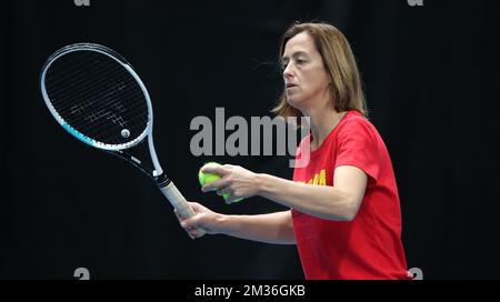 Belgium Assistant coach Laurence Courtois nella foto durante il riscaldamento il primo giorno della fase di gruppo delle finali della Billie Jean King Cup, lunedì 01 novembre 2021 a Praga, Repubblica Ceca. La Billie Jean King Cup sostituisce il concorso della Fed Cup ed è organizzata dalla ITF International Tennis Federation. BELGA PHOTO VIRGINIE LEFOUR Foto Stock