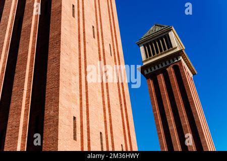 Due torri veneziane di Barcellona, in mattoni a vista, costruite durante l'esposizione universale del 1929. Foto Stock