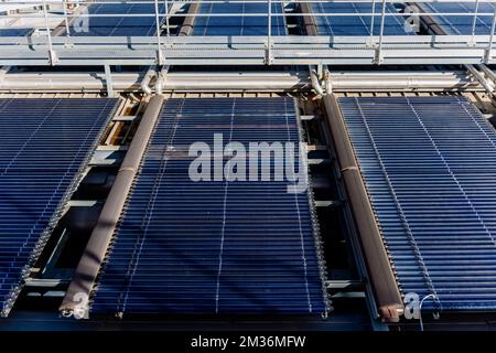 Installazione su un tetto di grandi piastre termoelettriche solari per il riscaldamento. Foto Stock