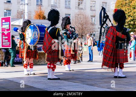 City of Leeds Pipe Band performing in Millennium Square. Leeds, West Yorkshire, Yorkshire and the Humber, England, United Kingdom, Europe Foto Stock