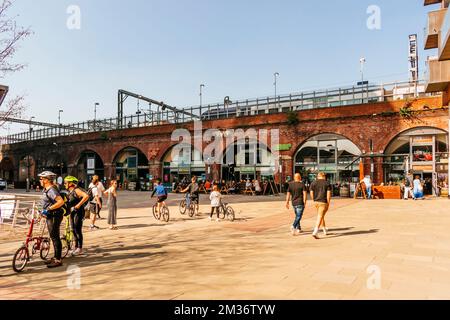 Waterman's Place. Granary Wharf è uno sviluppo misto che si trova accanto ai tunnel in mattoni accanto al canale di Leeds e Liverpool e al fiume A. Foto Stock