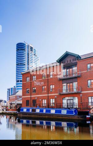 Barche strette ormeggiate a Granary Wharf. Canale Leeds-Liverpool. Leeds, West Yorkshire, Yorkshire e Humber, Inghilterra, Regno Unito, Europa Foto Stock