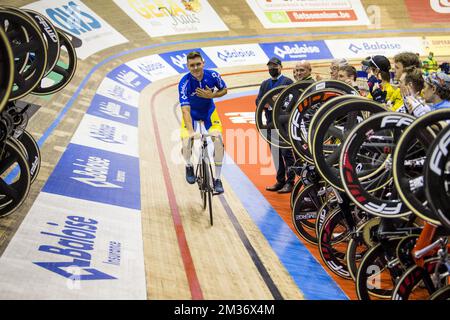 Il belga Kenny De Ketele cavalca un giro d'onore, mentre sta cavalcando la sua ultima gara l'ultimo giorno della gara di sei giorni di ciclismo indoor di Zesdaagse Vlaanderen-Gent presso l'arena indoor 't Kuipke, domenica 21 novembre 2021, a Gent. L'edizione di quest'anno si svolge dal 16th al 21st novembre. FOTO DI BELGA JASPER JACOBS Foto Stock