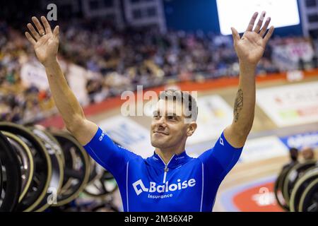 Il belga Kenny De Ketele cavalca un giro d'onore, mentre sta cavalcando la sua ultima gara l'ultimo giorno della gara di sei giorni di ciclismo indoor di Zesdaagse Vlaanderen-Gent presso l'arena indoor 't Kuipke, domenica 21 novembre 2021, a Gent. L'edizione di quest'anno si svolge dal 16th al 21st novembre. FOTO DI BELGA JASPER JACOBS Foto Stock