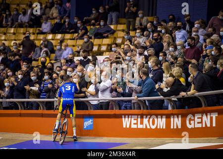 Il belga Kenny De Ketele cavalca un giro d'onore, mentre sta cavalcando la sua ultima gara l'ultimo giorno della gara di sei giorni di ciclismo indoor di Zesdaagse Vlaanderen-Gent presso l'arena indoor 't Kuipke, domenica 21 novembre 2021, a Gent. L'edizione di quest'anno si svolge dal 16th al 21st novembre. FOTO DI BELGA JASPER JACOBS Foto Stock