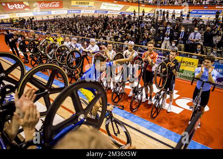 Il belga Kenny De Ketele cavalca un giro d'onore, mentre sta cavalcando la sua ultima gara l'ultimo giorno della gara di sei giorni di ciclismo indoor di Zesdaagse Vlaanderen-Gent presso l'arena indoor 't Kuipke, domenica 21 novembre 2021, a Gent. L'edizione di quest'anno si svolge dal 16th al 21st novembre. FOTO DI BELGA JASPER JACOBS Foto Stock