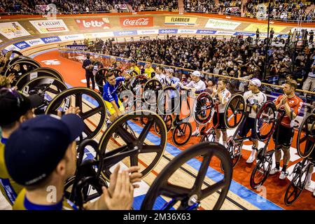 Il belga Kenny De Ketele cavalca un giro d'onore, mentre sta cavalcando la sua ultima gara l'ultimo giorno della gara di sei giorni di ciclismo indoor di Zesdaagse Vlaanderen-Gent presso l'arena indoor 't Kuipke, domenica 21 novembre 2021, a Gent. L'edizione di quest'anno si svolge dal 16th al 21st novembre. FOTO DI BELGA JASPER JACOBS Foto Stock