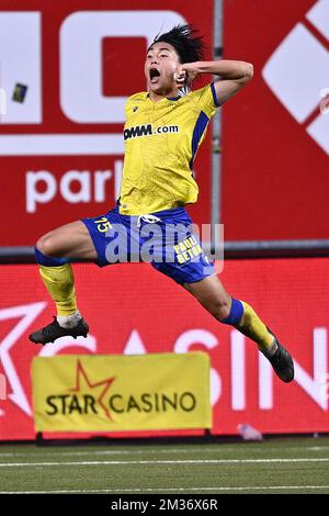 Il Daichi Hayashi di STVV festeggia dopo aver segnato la partita di calcio tra Sint-Truidense VV e la Royal Antwerp, domenica 21 novembre 2021 a Sint-Truiden, il giorno 15 della prima divisione del campionato belga della 'Jupiler Pro League'. FOTO DI BELGA JOHAN EYCKENS Foto Stock