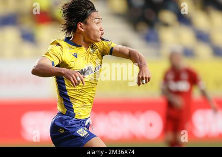 Il Daichi Hayashi di STVV festeggia dopo aver segnato la partita di calcio tra Sint-Truidense VV e la Royal Antwerp, domenica 21 novembre 2021 a Sint-Truiden, il giorno 15 della prima divisione del campionato belga della 'Jupiler Pro League'. FOTO DI BELGA BRUNO FAHY Foto Stock