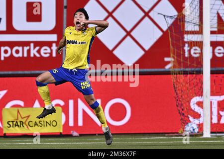 Il Daichi Hayashi di STVV festeggia dopo aver segnato la partita di calcio tra Sint-Truidense VV e la Royal Antwerp, domenica 21 novembre 2021 a Sint-Truiden, il giorno 15 della prima divisione del campionato belga della 'Jupiler Pro League'. FOTO DI BELGA JOHAN EYCKENS Foto Stock