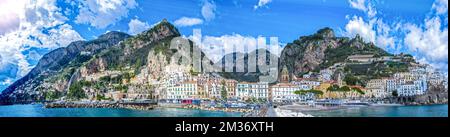 Amalfi città sulla costiera amalfitana, Mar Mediterraneo (Tirreno), Golfo di Salerno, Italia Foto Stock