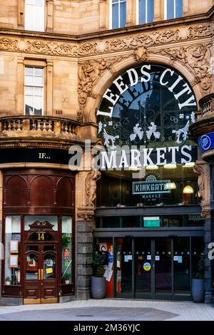 Il Kirkgate Market è un complesso commerciale situato a Vicar Lane, nel centro di Leeds, West Yorkshire, Inghilterra. È il più grande mercato coperto d'Europa e. Foto Stock