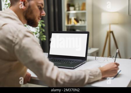 Uomo con notebook con schermo vuoto Foto Stock