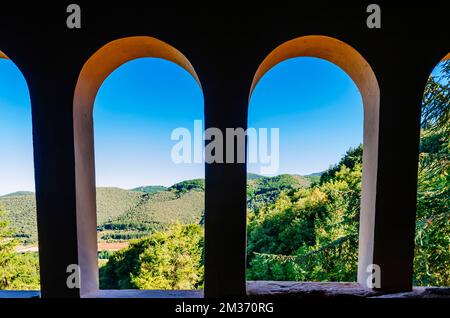 Viste attraverso gli archi dell'atrio. Il Monastero di San Millán Suso fu fondato da San Millán nel 6th° secolo. Il monastero è costituito da eremiti Foto Stock