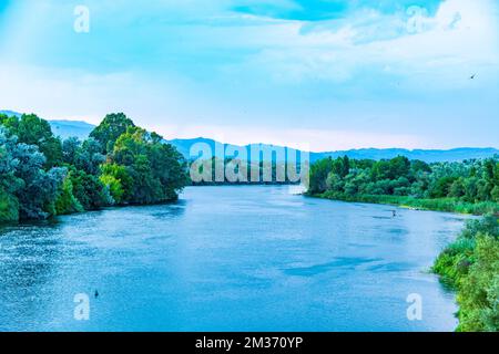 Valle del fiume Ebro a Tortosa, Catalogna, Spagna in tarda serata luce il giorno d'estate Foto Stock