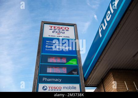 Slough, Berkshire, Regno Unito. 14th dicembre 2022. Tesco è l'ultimo supermercato a ridurre i prezzi della benzina questa settimana. Tesco Extra in Slough vendeva benzina 153,9 al litro e diesel a 176,9 al litro oggi. Tesco è secondo quanto riferito il più grande rivenditore di carburante nel Regno Unito con una quota di mercato del 16% delle vendite di benzina. Credit: Maureen McLean/Alamy Live News Foto Stock