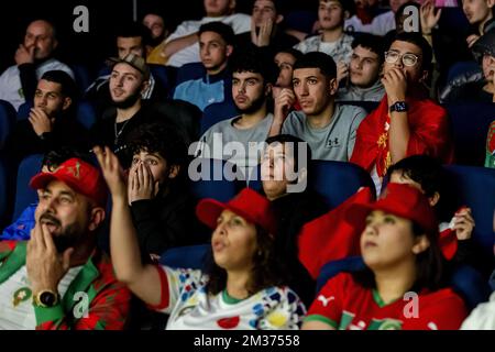 HELMOND - sostenitori della squadra di calcio marocchina assistere alla partita semifinale tra Marocco e Francia alla Coppa del mondo in Qatar nel Helmondse Cacaofabriek. ANP SEM VAN DER WAL Foto Stock