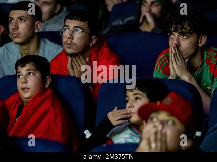 HELMOND - sostenitori della squadra di calcio marocchina assistere alla partita semifinale tra Marocco e Francia alla Coppa del mondo in Qatar nel Helmondse Cacaofabriek. ANP SEM VAN DER WAL Foto Stock