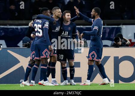 Kylian Mbappe di PSG e Lionel messi di PSG festeggiano durante una partita di calcio tra il club francese Paris Saint-Germain e la squadra belga Club Brugge KSV, martedì 07 dicembre 2021 a Parigi, partita 6/6 nella fase di gruppo della UEFA Champions League, nel Gruppo A. BELGA FOTO BRUNO FAHY Foto Stock