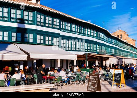 Plaza Mayor, Piazza principale, situata nel centro della città vecchia con una pianta rettangolare, irregolare, con portici di colonne di pietra toscana sotto Foto Stock