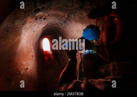 Tunnel tagliato nella roccia. L'acquedotto del canale, scolpito nella roccia, portò l'acqua dalla collina alla città romana. Tiermes, Montejo de Tiermes, Soria, CA Foto Stock