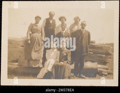 Gruppo di otto persone , Middlebrook, Georgiana Annie, 1873-1957, Tier, Jennie Middlebrook, 1871-1937. Collezione Messenger Foto Stock