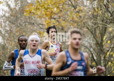 Noah Konteh belga ha mostrato in azione durante la gara maschile del U20 ai Campionati europei di Cross Country Running, a Dublino, Irlanda, domenica 12 dicembre 2021. FOTO DI BELGA JASPER JACOBS Foto Stock