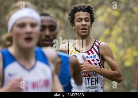 Noah Konteh belga ha mostrato in azione durante la gara maschile del U20 ai Campionati europei di Cross Country Running, a Dublino, Irlanda, domenica 12 dicembre 2021. FOTO DI BELGA JASPER JACOBS Foto Stock