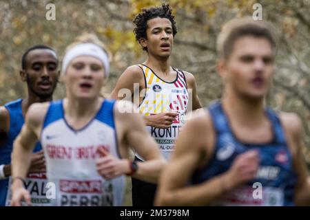 Noah Konteh belga ha mostrato in azione durante la gara maschile del U20 ai Campionati europei di Cross Country Running, a Dublino, Irlanda, domenica 12 dicembre 2021. FOTO DI BELGA JASPER JACOBS Foto Stock