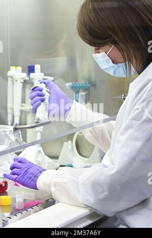 L'illustrazione mostra uno scienziato al lavoro in un laboratorio del Rega Institute for Medical Research presso l'università KU di Leuven, a Leuven, mercoledì 15 dicembre 2021. FOTO DI BELGA LAURIE DIEFFEMBACQ Foto Stock