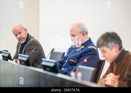 Il procuratore pubblico di Anversa Franky De Keyzer (L), nella foto di una conferenza stampa per presentare una hotline anonima per segnalare la criminalità legata alla droga, mercoledì 15 dicembre 2021 ad Anversa. FOTO DI BELGA JONAS ROOSENS Foto Stock