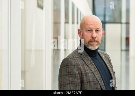 Il pubblico ministero di Anversa Franky De Keyzer propone al fotografo dopo una conferenza stampa per presentare una hotline anonima per segnalare la criminalità legata alla droga, mercoledì 15 dicembre 2021 ad Anversa. FOTO DI BELGA JONAS ROOSENS Foto Stock