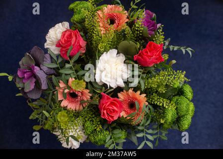 bouquet festivo realizzato da un fiorista professionista, fiori di gerbera, rosa garofano, verde eucalipto Foto Stock