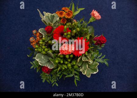 bouquet festivo realizzato da un fiorista professionista, fiori di gerbera, rosa garofano, verde eucalipto Foto Stock