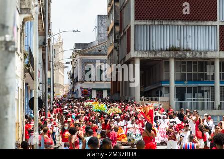 Salvador, Bahia, Brasile - 04 dicembre 2022: Folla di devoti cattolici di Santa Barbara partecipano alla processione a Pelourinho, Salvador, Bahia. Foto Stock