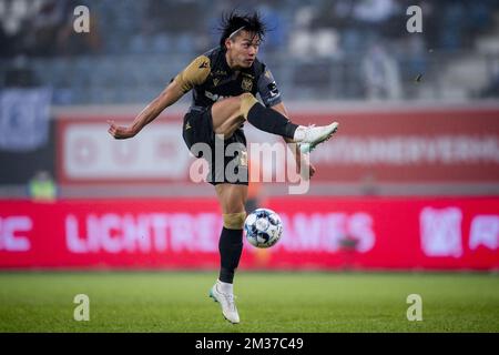 Daichi Hayashi di STVV ha mostrato in azione durante una partita di calcio tra KAA Gent e Sint-Truiden VV, sabato 18 dicembre 2021 a Gent, il giorno 20 della prima divisione del campionato belga della 'Jupiler Pro League'. FOTO DI BELGA JASPER JACOBS Foto Stock