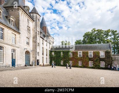 Il cortile interno di Château de Sully-sur-Loire, Francia Foto Stock