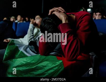 HELMOND - sostenitori della squadra di calcio marocchina assistere alla partita semifinale tra Marocco e Francia alla Coppa del mondo in Qatar nel Helmondse Cacaofabriek. ANP SEM VAN DER WAL olanda fuori - belgio fuori Foto Stock