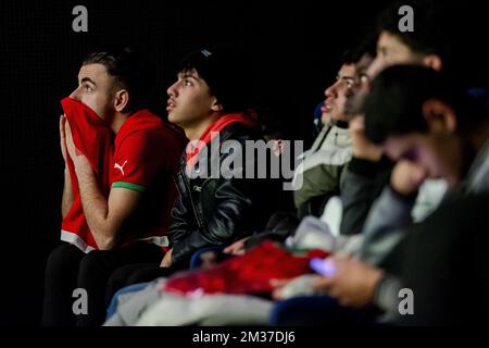 HELMOND - sostenitori della squadra di calcio marocchina assistere alla partita semifinale tra Marocco e Francia alla Coppa del mondo in Qatar nel Helmondse Cacaofabriek. ANP SEM VAN DER WAL olanda fuori - belgio fuori Foto Stock