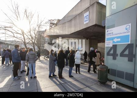 L'immagine mostra le persone che fanno la coda al centro di vaccinazione e test durante l'apertura della vaccinazione per i bambini dai cinque agli undici anni, mercoledì 22 dicembre 2021, al centro di test e vaccinazione Pacheco. FOTO DI BELGA NICOLAS MAETERLINCK Foto Stock