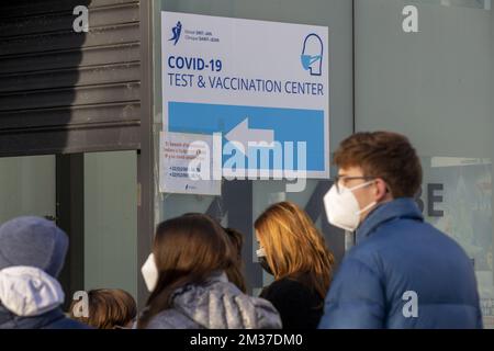 L'immagine mostra le persone che fanno la coda al centro di vaccinazione e test durante l'apertura della vaccinazione per i bambini dai cinque agli undici anni, mercoledì 22 dicembre 2021, al centro di test e vaccinazione Pacheco. FOTO DI BELGA NICOLAS MAETERLINCK Foto Stock