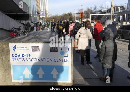 L'immagine mostra le persone che fanno la coda al centro di vaccinazione e test durante l'apertura della vaccinazione per i bambini dai cinque agli undici anni, mercoledì 22 dicembre 2021, al centro di test e vaccinazione Pacheco. FOTO DI BELGA NICOLAS MAETERLINCK Foto Stock