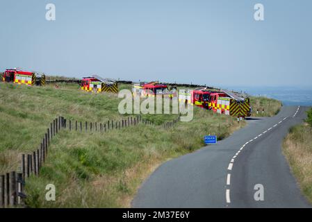 29 giugno 2018 nei pressi di Rivvington, Bolton, Greater Manchester UK. I vigili del fuoco combattono per mettere fuori fuoco le brughiere Foto Stock