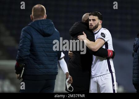 L'allenatore capo di Anderlecht Vincent Kompany e Wesley Hoedt di Anderlecht, raffigurati dopo una partita di calcio tra Beerschot VA e RSC Anderlecht, lunedì 27 dicembre 2021 ad Anversa, il giorno 21 della prima divisione del campionato belga della 'Jupiler Pro League' del 2021-2022. BELGA FOTO KRISTOF VAN ACCOM Foto Stock