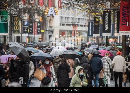 L'immagine mostra una massa di persone sulla via dello shopping Meir ad Anversa, mercoledì 29 dicembre 2021. Sciami di persone hanno visitato la città per le vacanze shopping e visite ai ristoranti, tra cui molti turisti provenienti dai Paesi Bassi, il paese vicino in blocco. FOTO DI BELGA JONAS ROOSENS Foto Stock