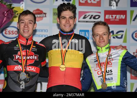 Belga Laurens Sweeck , vincitore della medaglia d' argento, belga Wout Van Aert , vincitore della medaglia d' oro e belga Quinten Hermans , Il vincitore della medaglia di bronzo festeggia sul podio dopo la gara d'élite maschile ai Campionati belgi di ciclismo cicloturistico a Middelkerke domenica 09 gennaio 2022. FOTO DI BELGA DAVID STOCKMAN Foto Stock