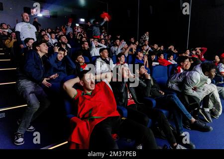 HELMOND - sostenitori della squadra di calcio marocchina assistere alla partita semifinale tra Marocco e Francia alla Coppa del mondo in Qatar nel Helmondse Cacaofabriek. ANP SEM VAN DER WAL Foto Stock