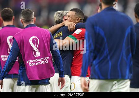 Killian Mbappe (a destra) e Antoine Griezmann celebrano la vittoria dopo il fischio finale della partita di semi-finale della Coppa del mondo FIFA allo stadio al Bayt di al Khor, Qatar. Data immagine: Mercoledì 14 dicembre 2022. Foto Stock