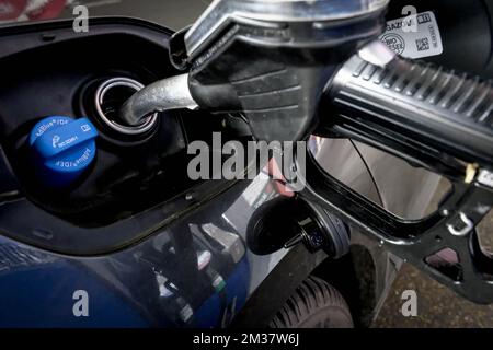 La figura mostra un ugello per riempire il serbatoio del carburante di un'auto, presso una stazione di rifornimento di Wilrijk, martedì 18 gennaio 2022. FOTO DI BELGA DIRK WAEM Foto Stock