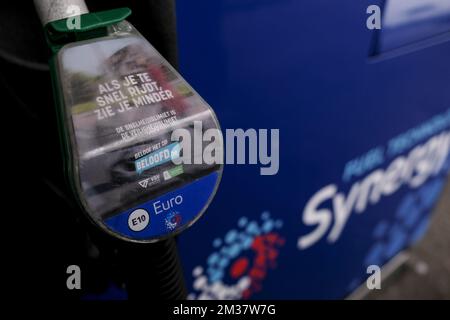 La figura mostra un ugello per riempire il serbatoio del carburante di un'auto, presso una stazione di rifornimento di Wilrijk, martedì 18 gennaio 2022. FOTO DI BELGA DIRK WAEM Foto Stock